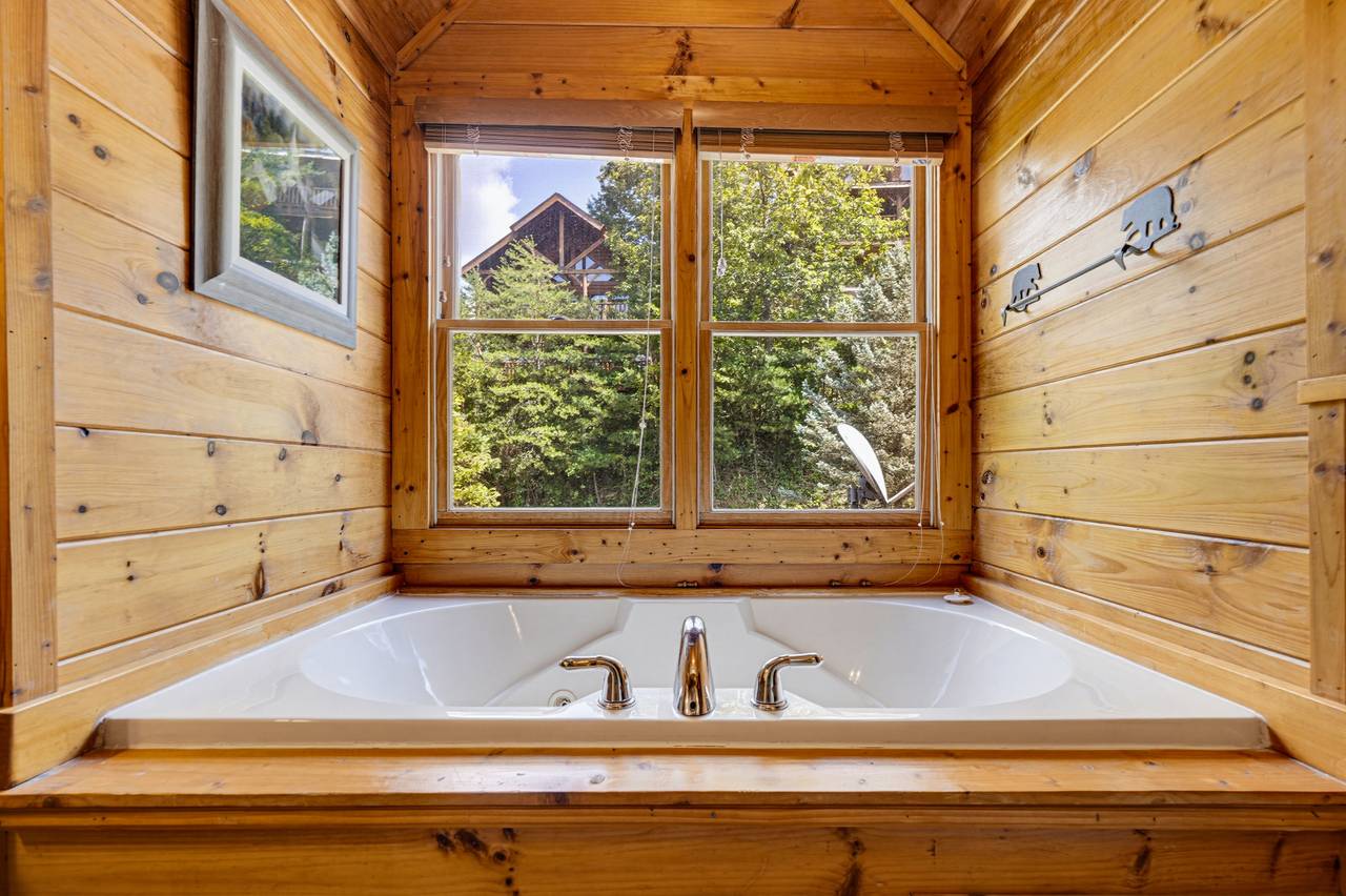 <span class="name">Unwind in the primary suite's private jetted tub</span> <span class="name">Unwind in the primary suite's private jetted tub</span>