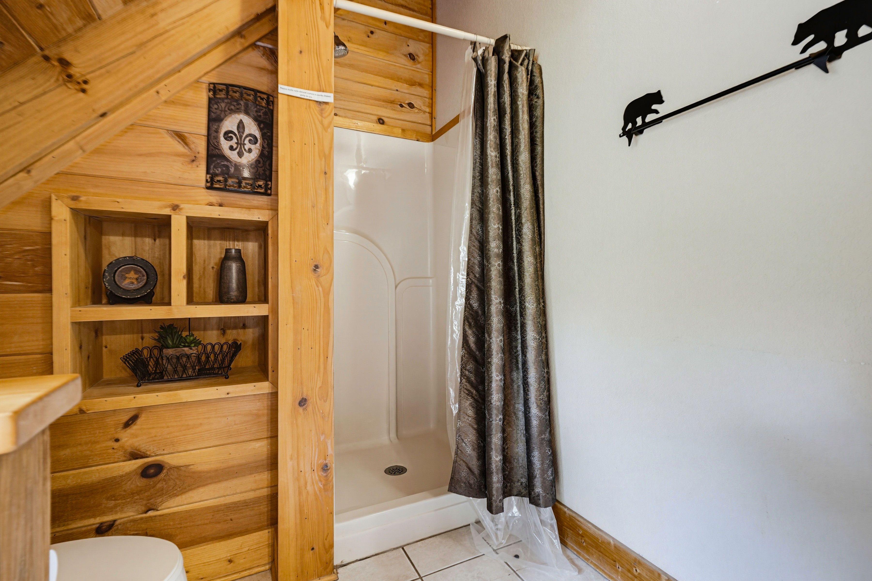 <span class="name">Primary ensuite bathroom with jetted tub and standing shower</span>