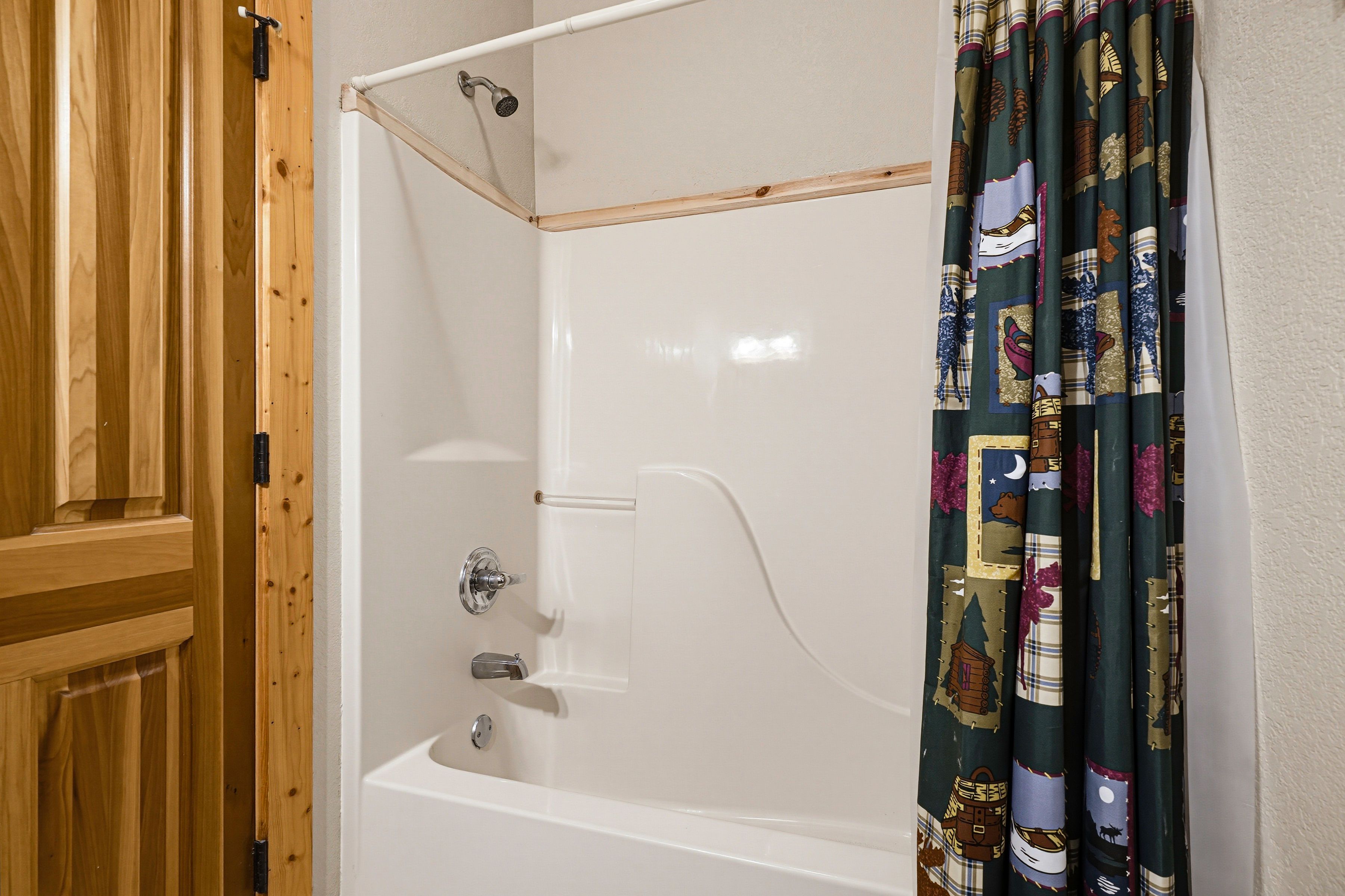 <span class="name">Queen bedroom ensuite features a tub and shower combination</span>