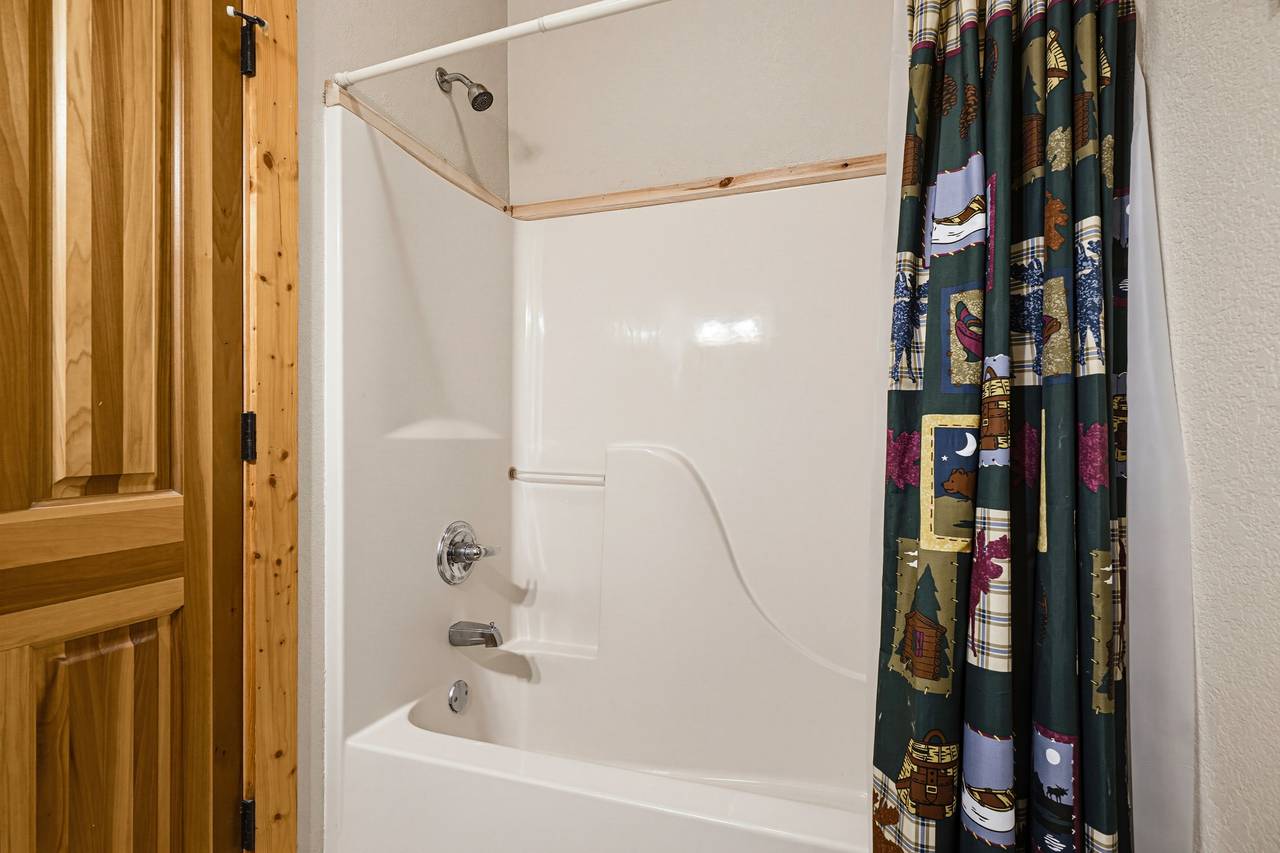 <span class="name">Queen bedroom ensuite features a tub and shower combination</span> <span class="name">Queen bedroom ensuite features a tub and shower combination</span>
