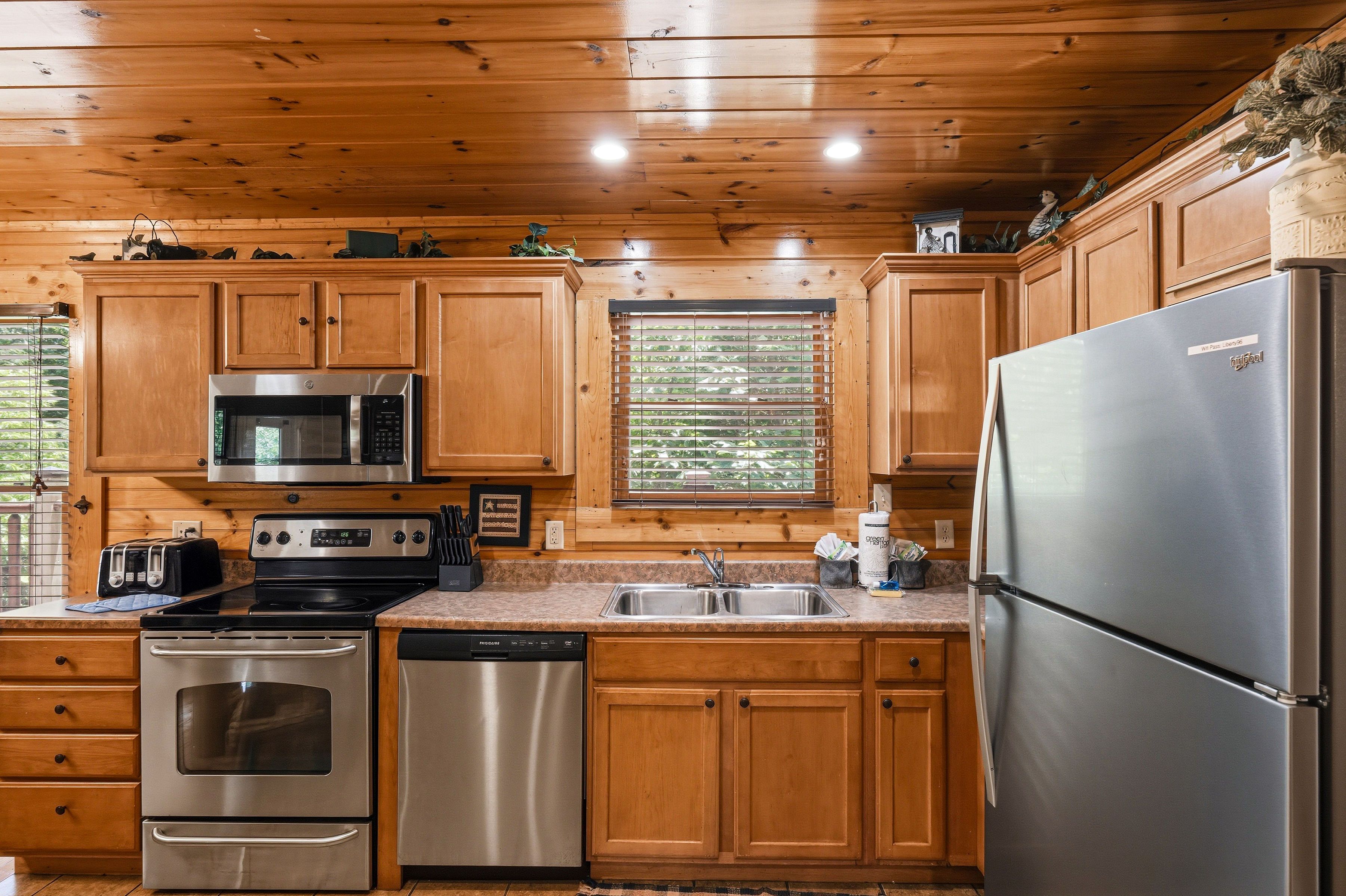 Fully equipped kitchen for meals with the whole group