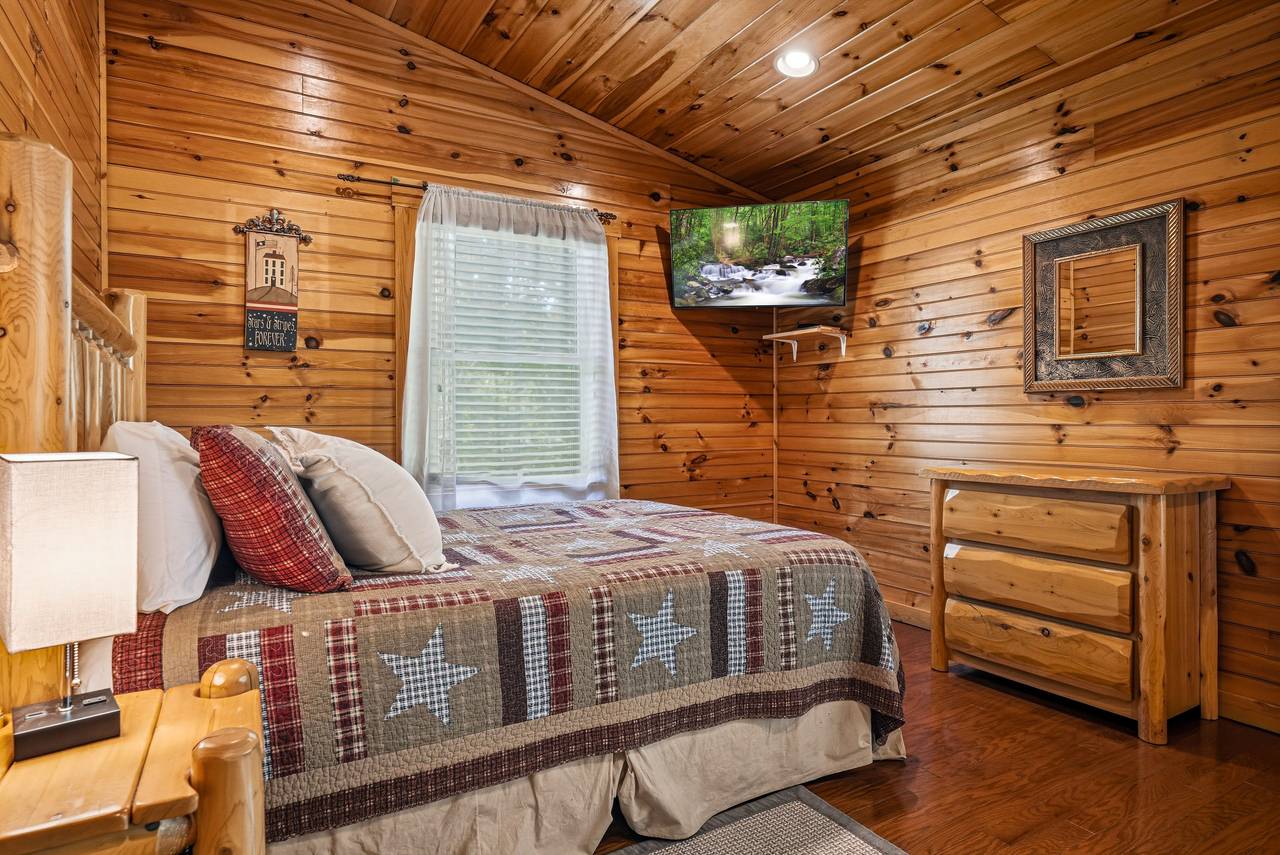 Second queen bedroom for family or friends Second queen bedroom for family or friends