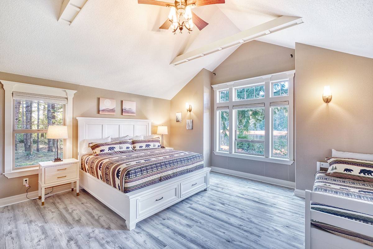 Lakeside Forest Retreat Bloomer Estates Vacation Rentals