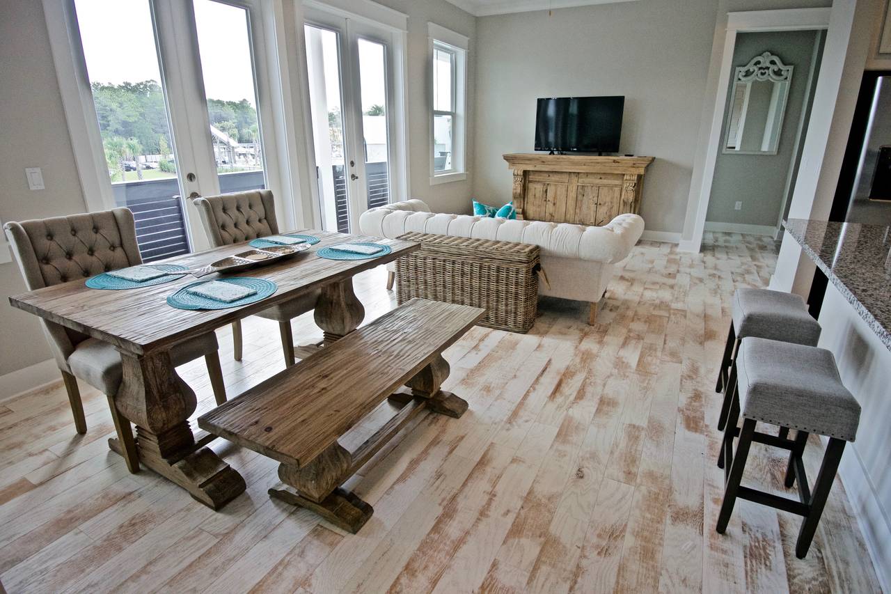 Seating for 6 Seating for 6