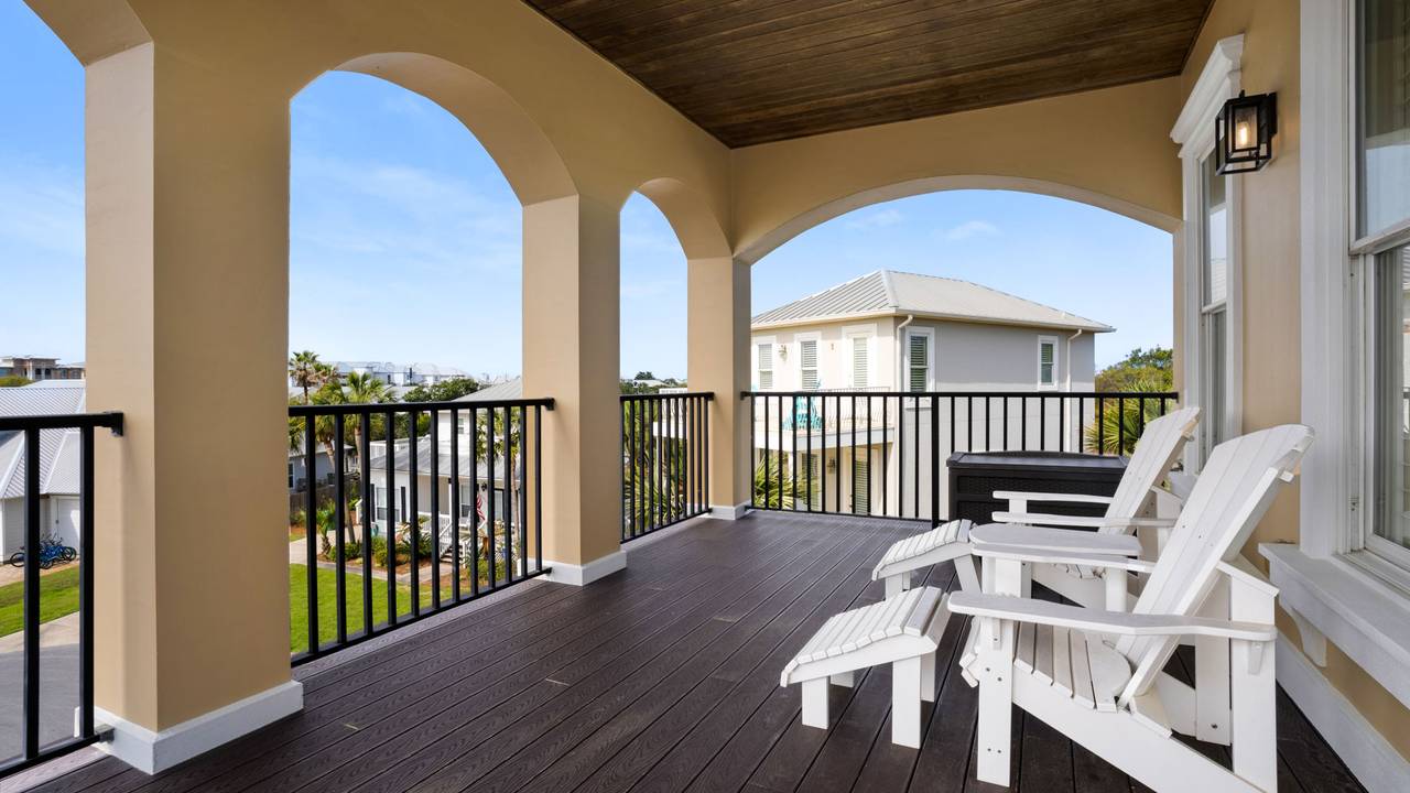 Lazy Days - 3rd Floor Deck area Lazy Days - 3rd Floor Deck area