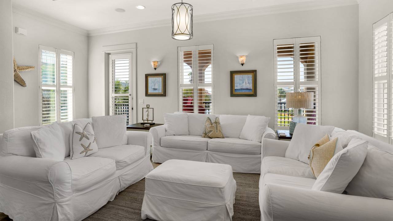 Lazy Days - 2nd Floor Living area with direct balcony access Lazy Days - 2nd Floor Living area with direct balcony access