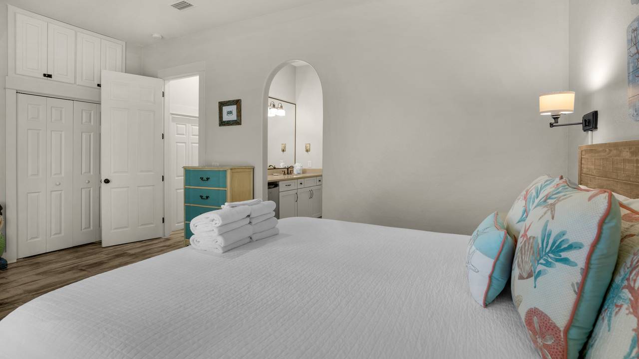 Lazy Days - 1st Floor King Bedroom Lazy Days - 1st Floor King Bedroom