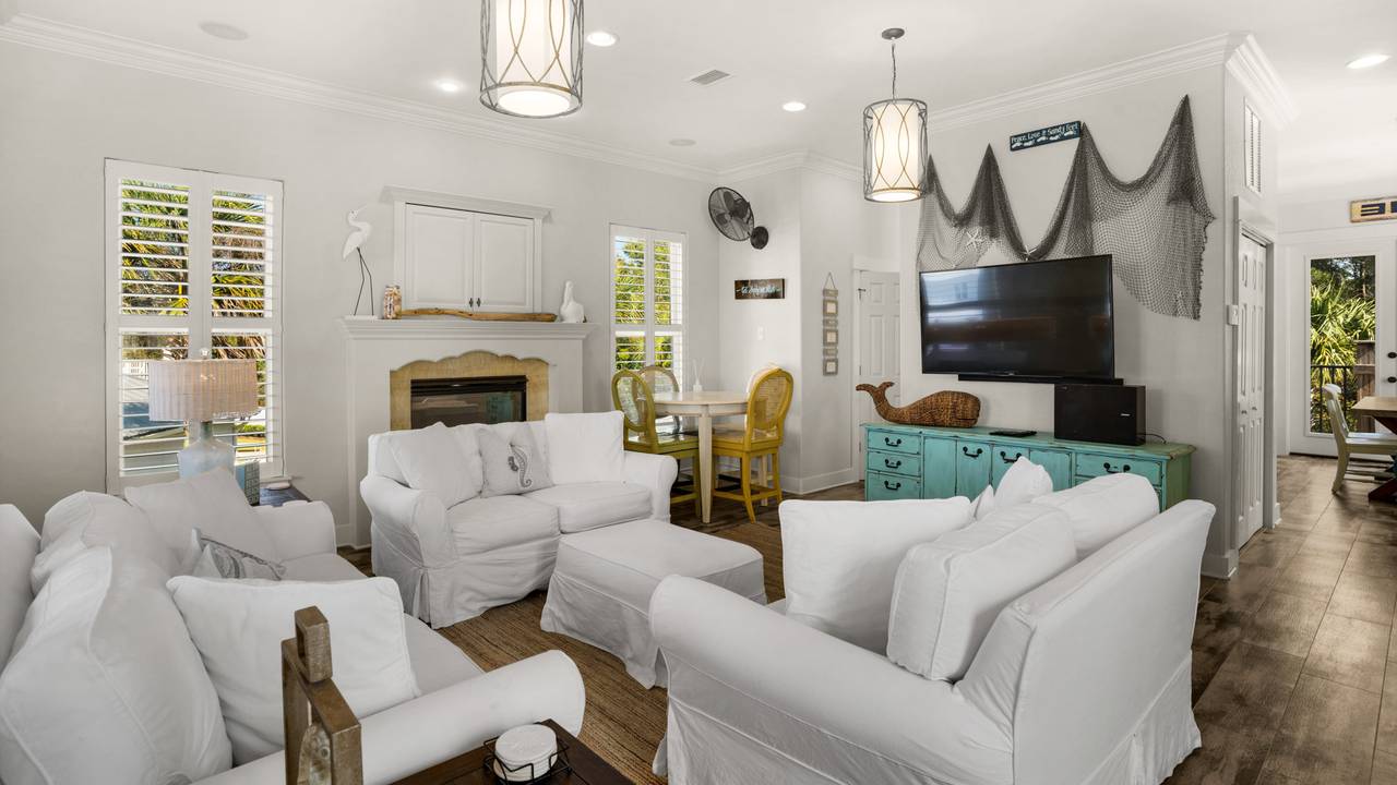 Lazy Days - 2nd Floor Living area with direct balcony access Lazy Days - 2nd Floor Living area with direct balcony access