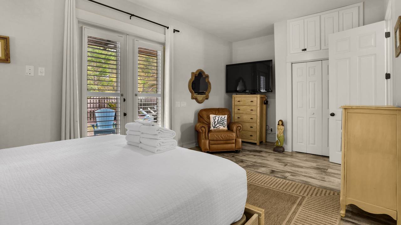 Lazy Days - 1st Floor King Bedroom Lazy Days - 1st Floor King Bedroom