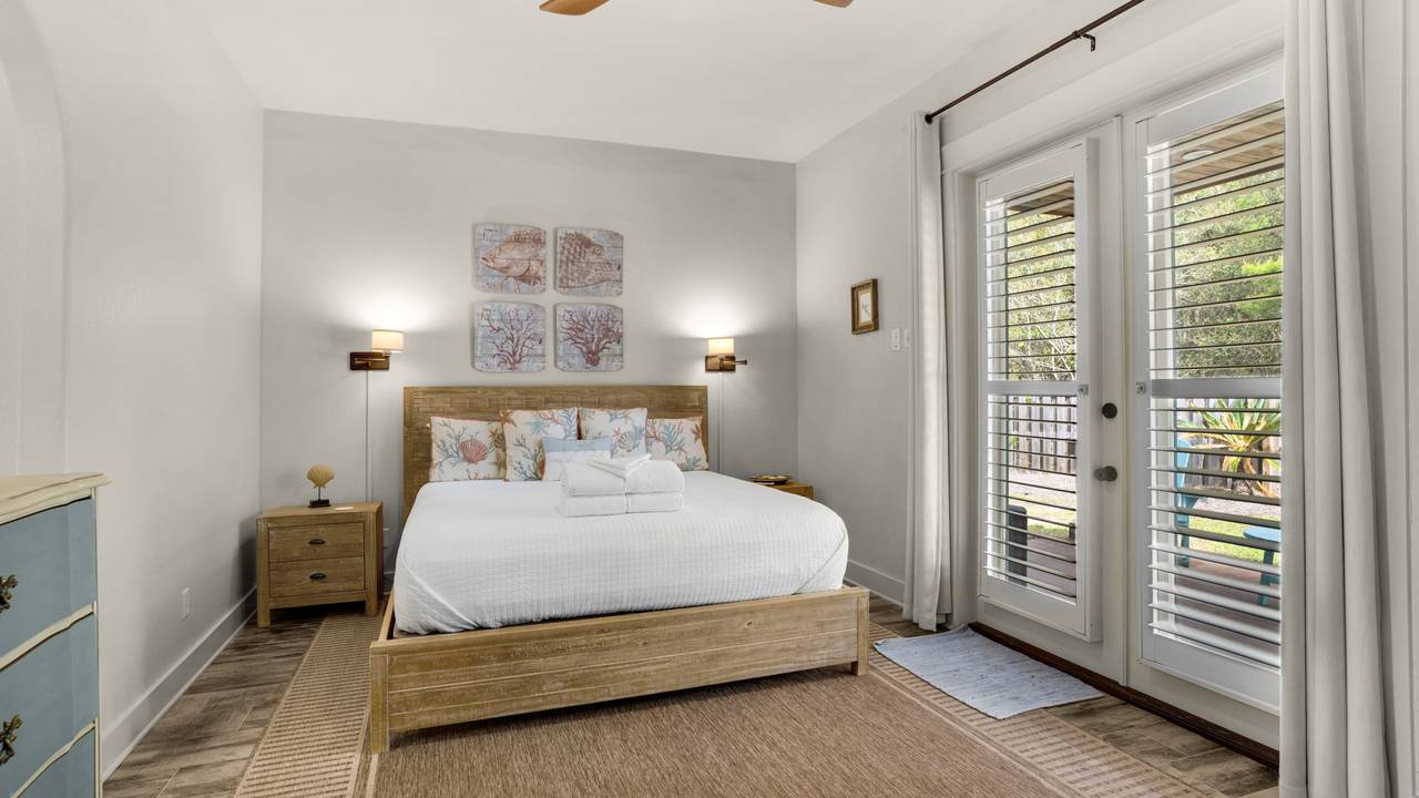 Lazy Days - 1st Floor King Bedroom Lazy Days - 1st Floor King Bedroom