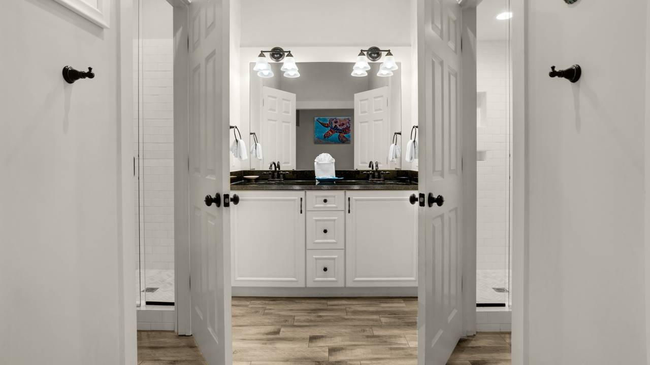 Lazy Days -1st Floor Bunkroom's Private Bathroom Lazy Days -1st Floor Bunkroom's Private Bathroom