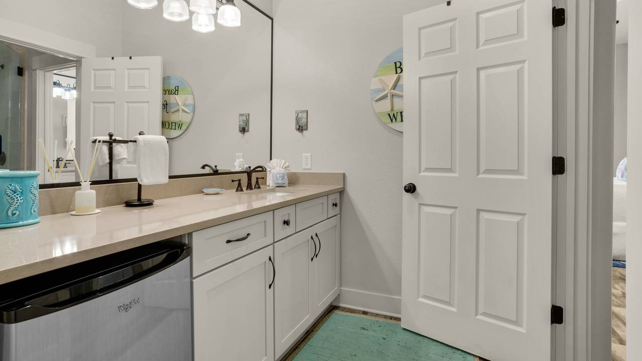 Lazy Days -1st Floor Jack and Jill Bathroom Lazy Days -1st Floor Jack and Jill Bathroom