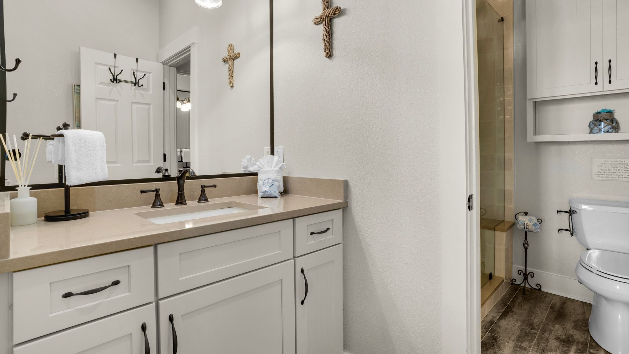 Lazy Days - 1st Floor Jack and Jill Bathroom 