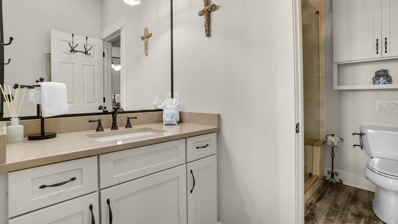 Lazy Days - 1st Floor Jack and Jill Bathroom Lazy Days - 1st Floor Jack and Jill Bathroom