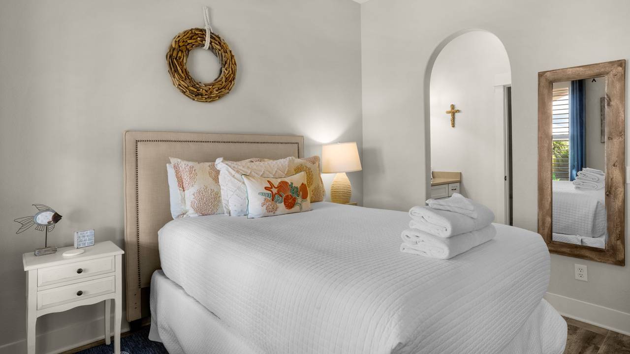 Lazy Days - 1st Floor Queen Bedroom Lazy Days - 1st Floor Queen Bedroom