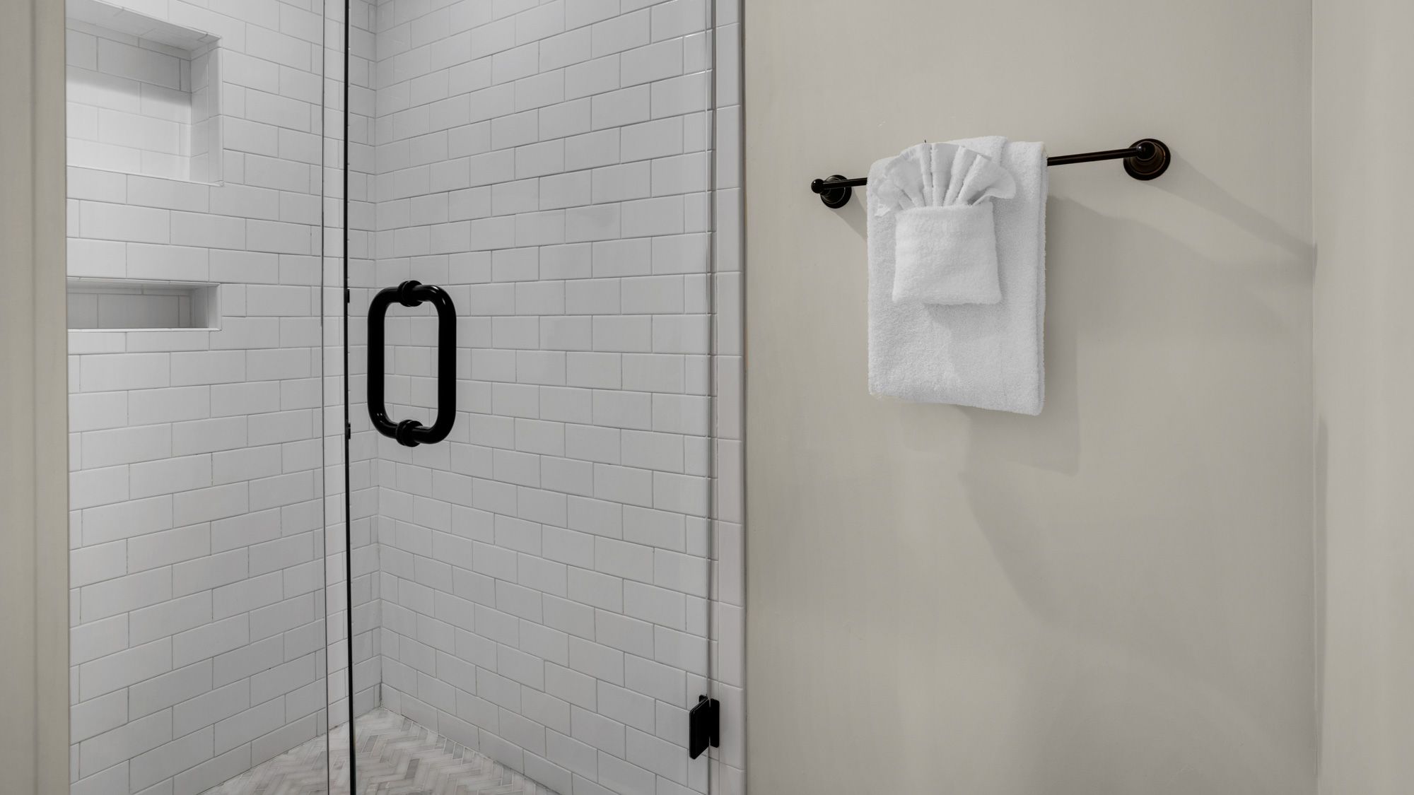 Lazy Days -1st Floor Bunkroom's Private Bathroom 