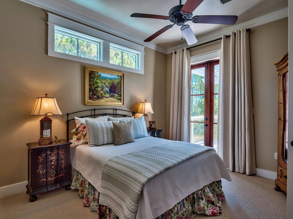 3rd Floor Queen Guest Room with Access to Balcony 