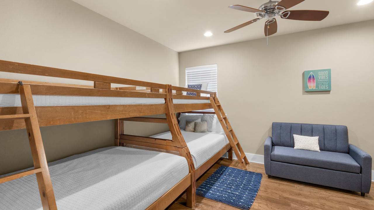 Khalee-sea Bunk room with 2 sets of twin-over-full bunks Khalee-sea Bunk room with 2 sets of twin-over-full bunks