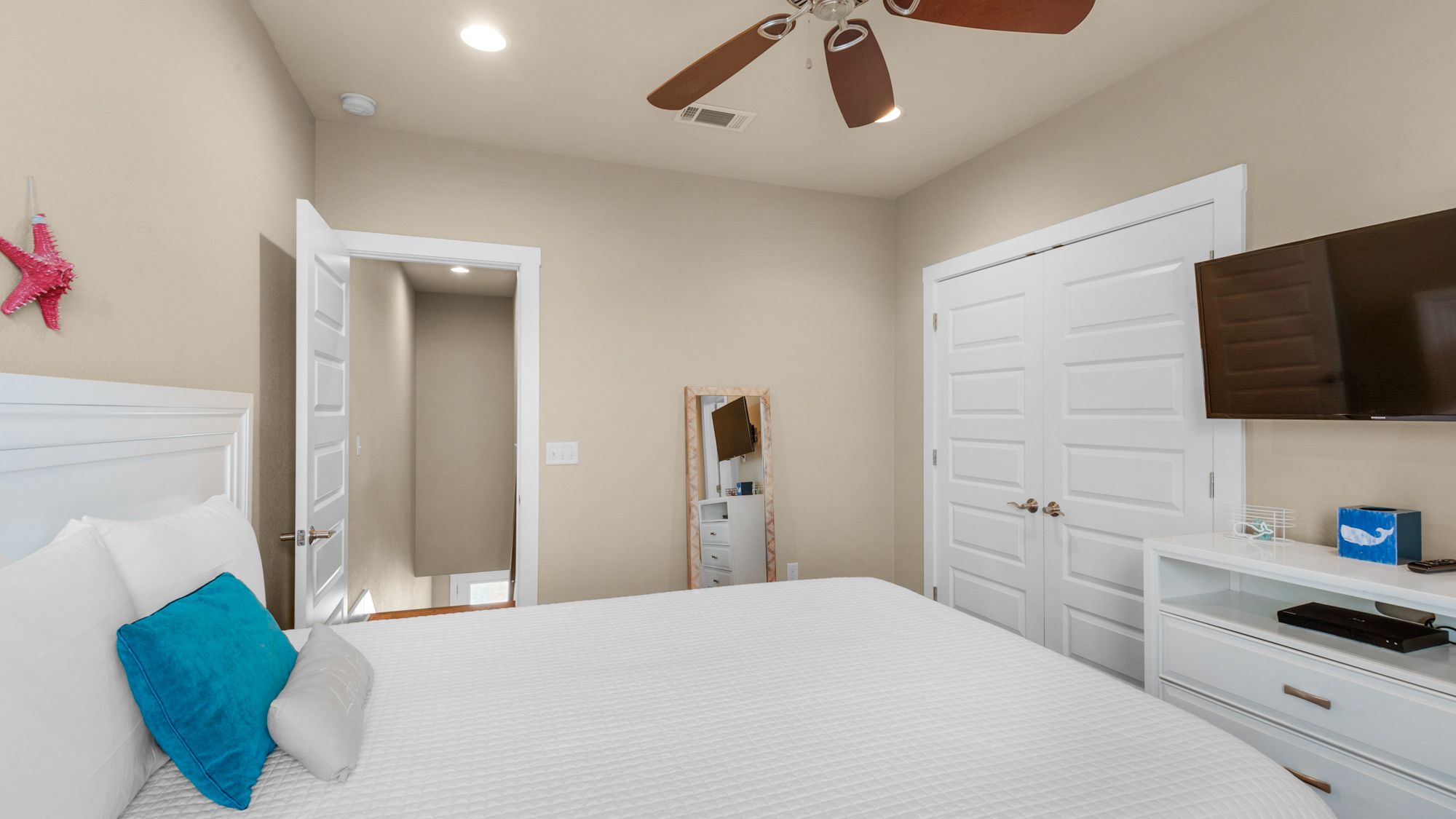 Khalee-sea Queen Bedroom