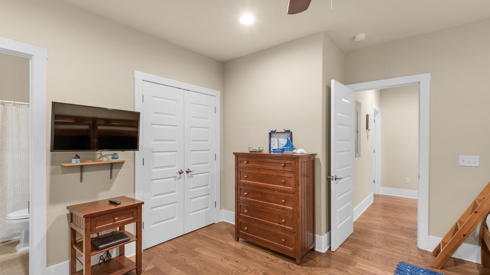 Khalee-sea Bunk room with 2 sets of twin-over-full bunks