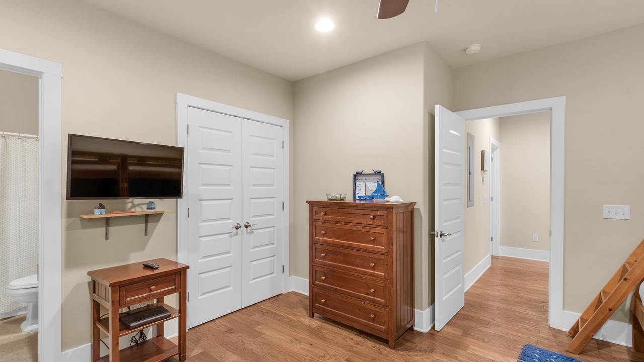 Khalee-sea Bunk room with 2 sets of twin-over-full bunks Khalee-sea Bunk room with 2 sets of twin-over-full bunks