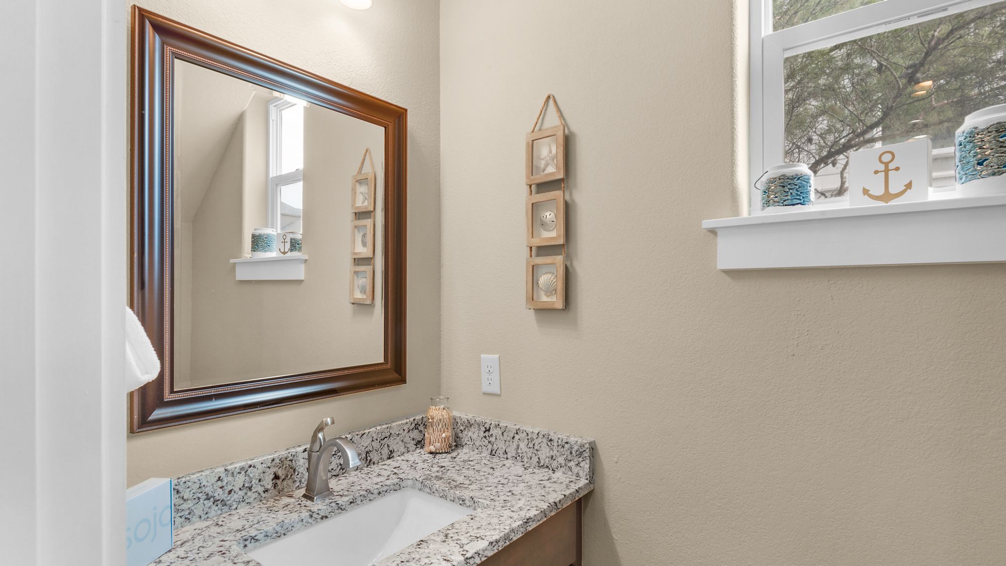 Khalee-sea Half Bathroom