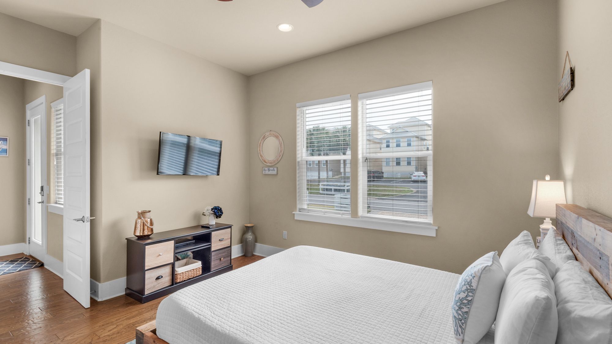 Khalee-sea Queen Bedroom