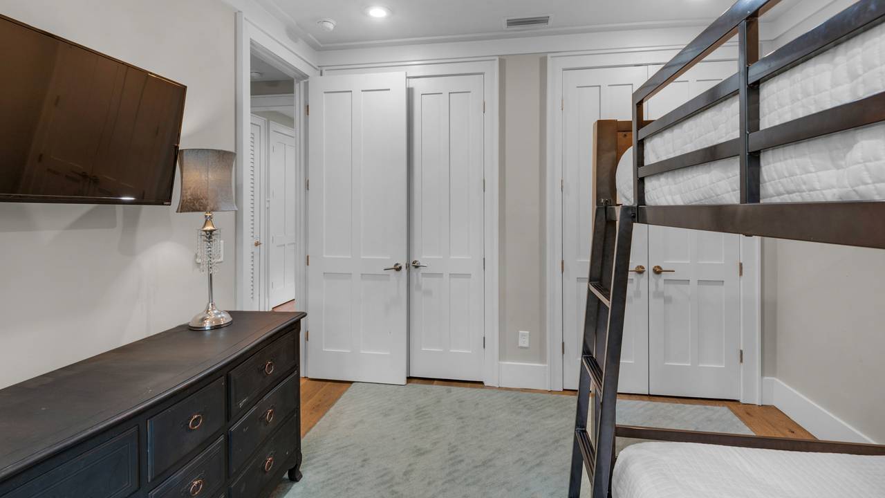 Ocean Park Full-Over-Full Bunk Room Ocean Park Full-Over-Full Bunk Room