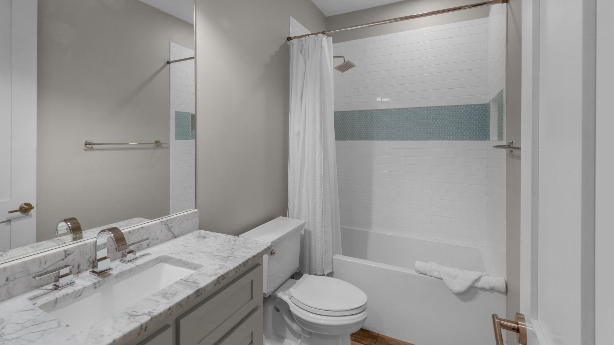 Ocean Park Hallway Bathroom