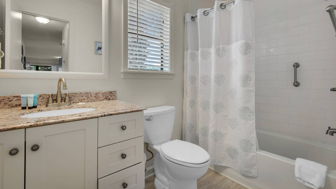 Beachwood Villas 10H Hallway Bathroom Beachwood Villas 10H Hallway Bathroom