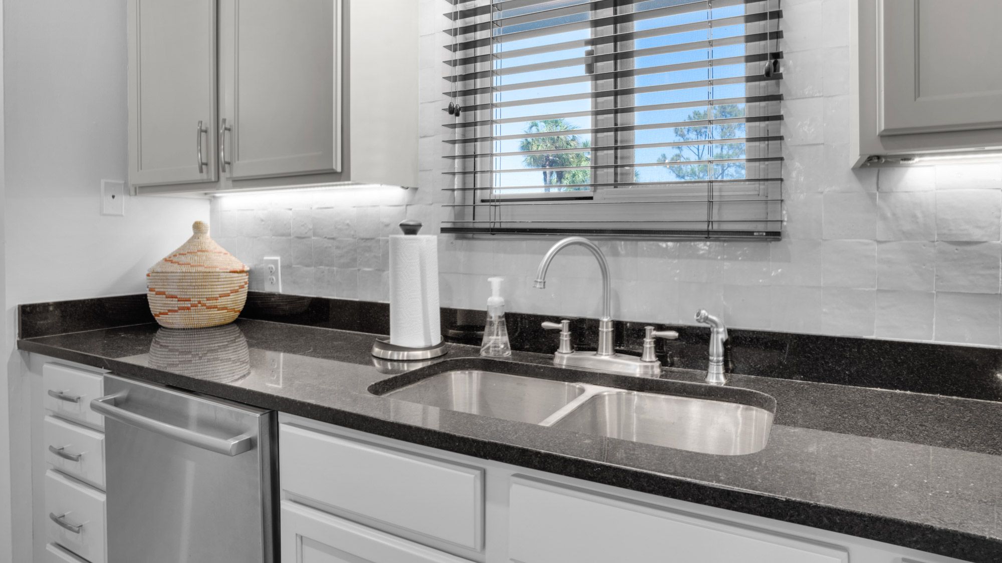 Sand Cliffs 106 - Kitchen area