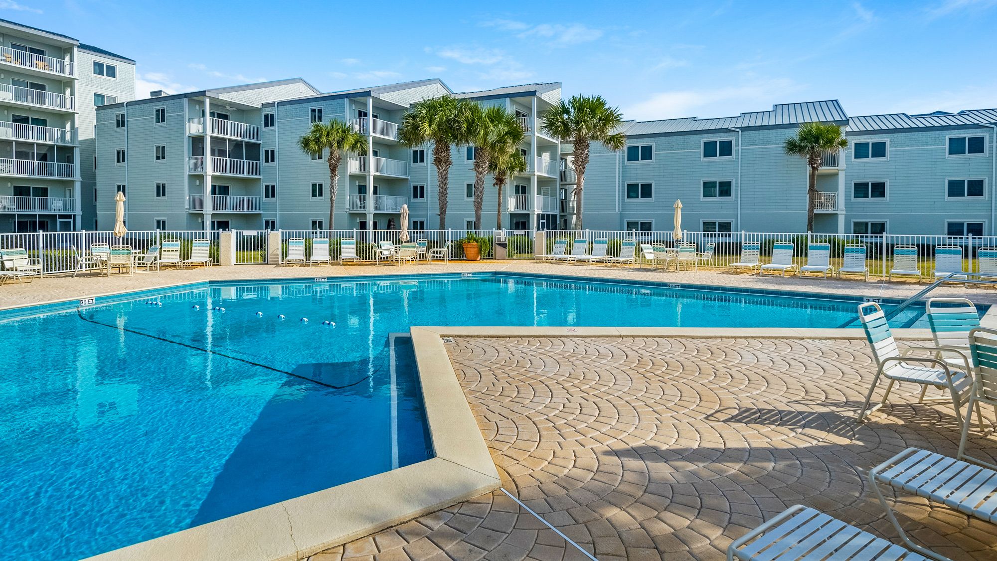 Sand Cliffs Grounds and Amenities