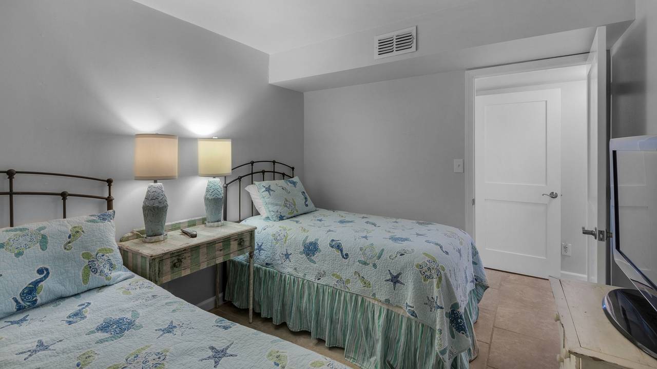 Sand Cliffs 117 Guest Bedroom with 1 full bed and 1 twin bed Sand Cliffs 117 Guest Bedroom with 1 full bed and 1 twin bed