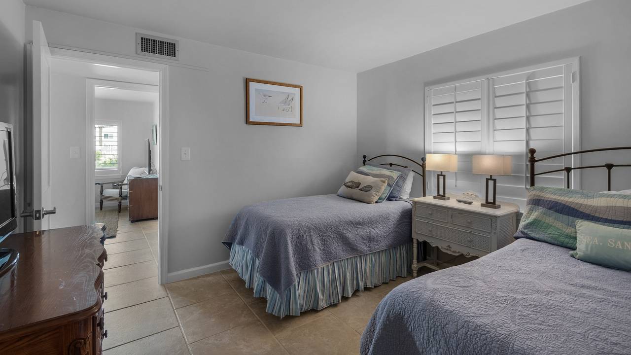 Sand Cliffs 117 Guest Bedroom with 1 full bed and 1 twin bed Sand Cliffs 117 Guest Bedroom with 1 full bed and 1 twin bed