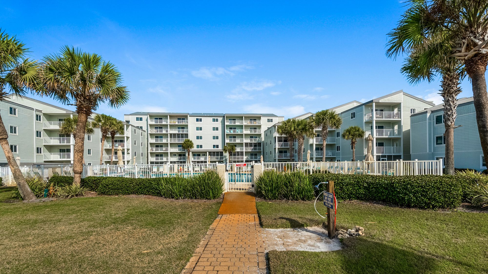 Sand Cliffs Grounds and Amenities