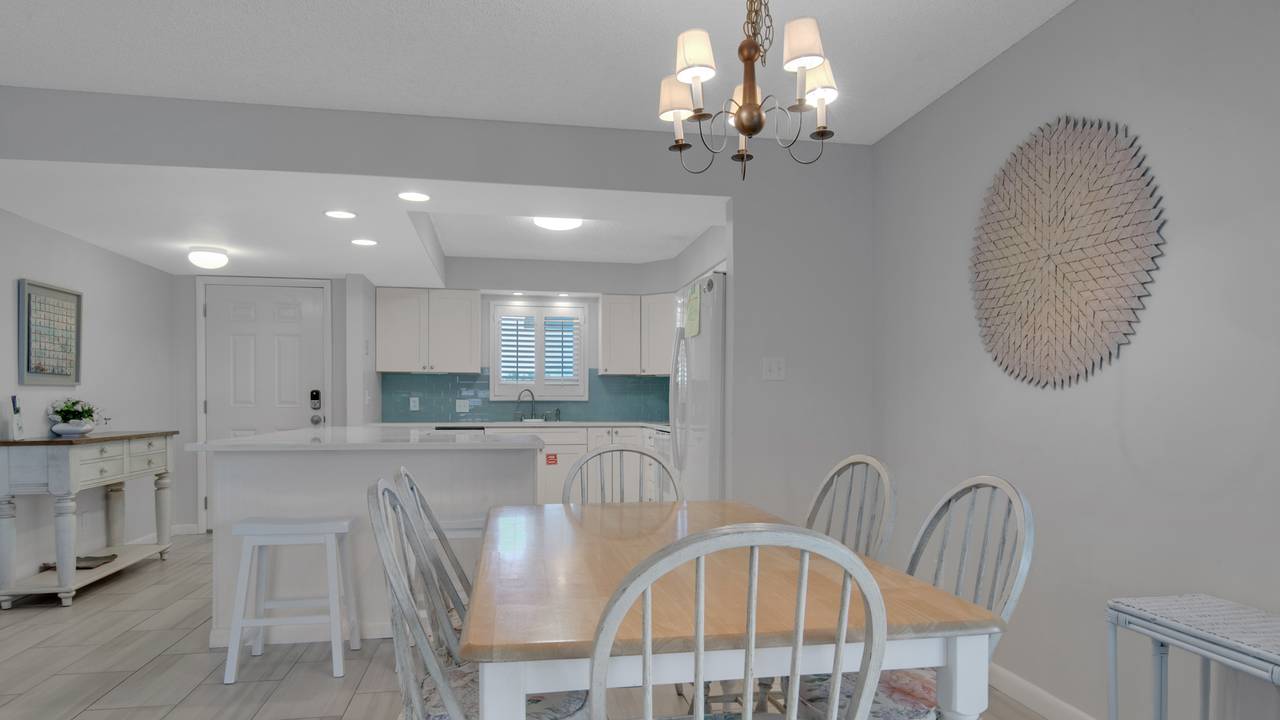 Sand Cliffs 214 Dining Area Sand Cliffs 214 Dining Area