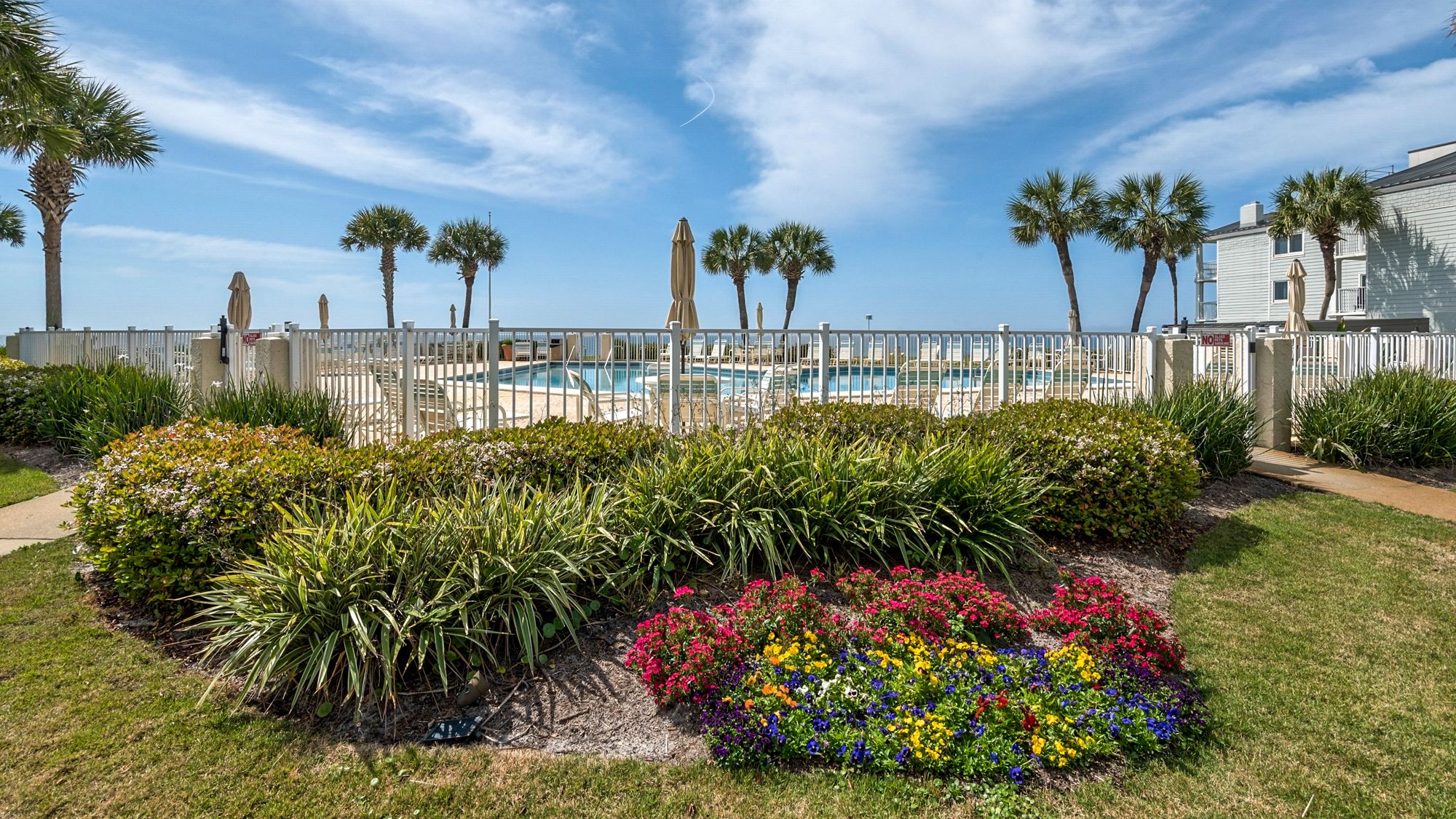 Sand Cliffs Grounds and Amenities