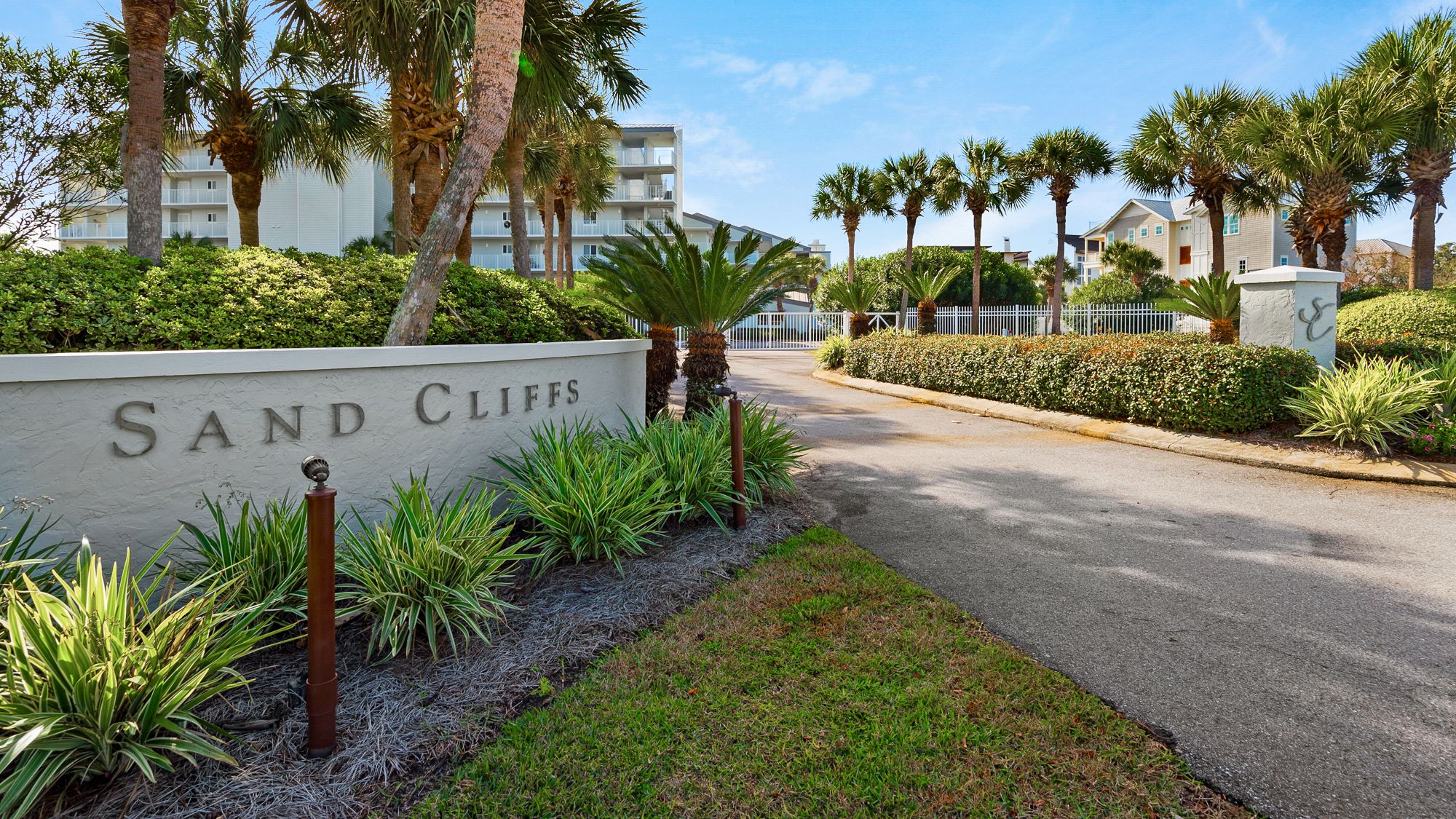 Sand Cliffs Grounds and Amenities