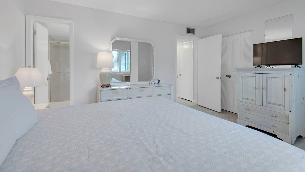 Sand Cliffs 214 King Master Bedroom Sand Cliffs 214 King Master Bedroom