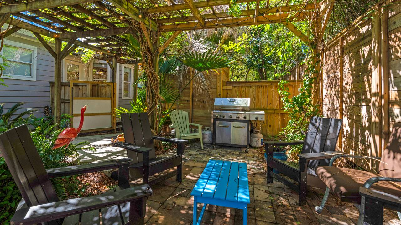 Petit Bonheur Backyard and Private Pool Petit Bonheur Backyard and Private Pool