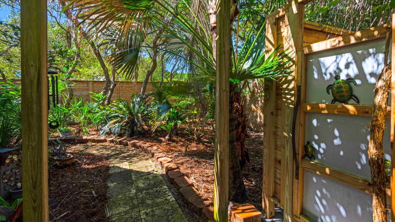 Petit Bonheur Backyard and Private Pool Petit Bonheur Backyard and Private Pool