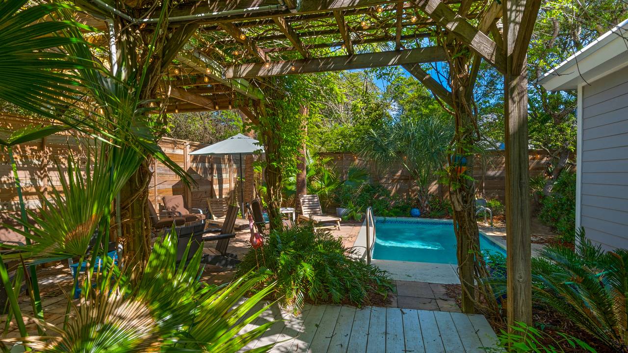 Petit Bonheur Backyard and Private Pool Petit Bonheur Backyard and Private Pool