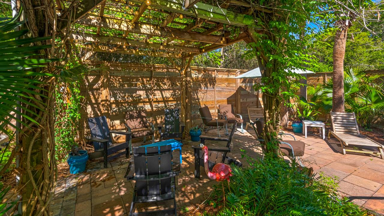 Petit Bonheur Backyard and Private Pool Petit Bonheur Backyard and Private Pool