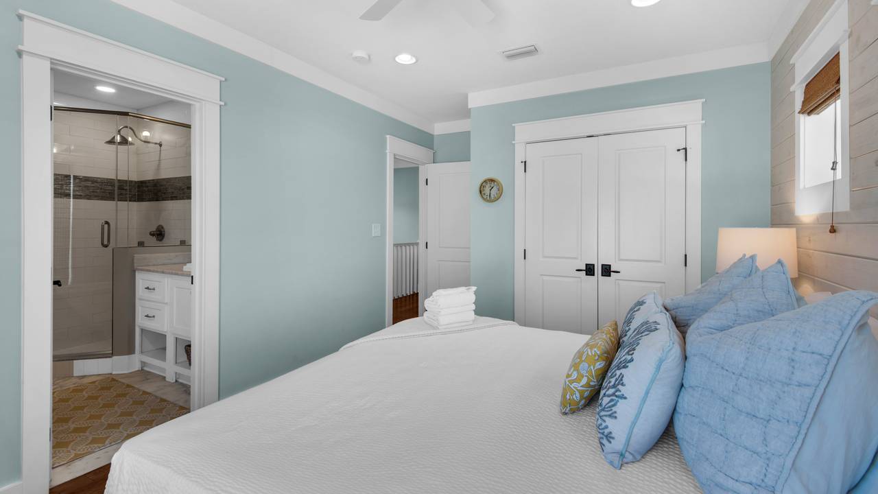 Royal Seaview: 3rd Floor Bedroom 4 Royal Seaview: 3rd Floor Bedroom 4