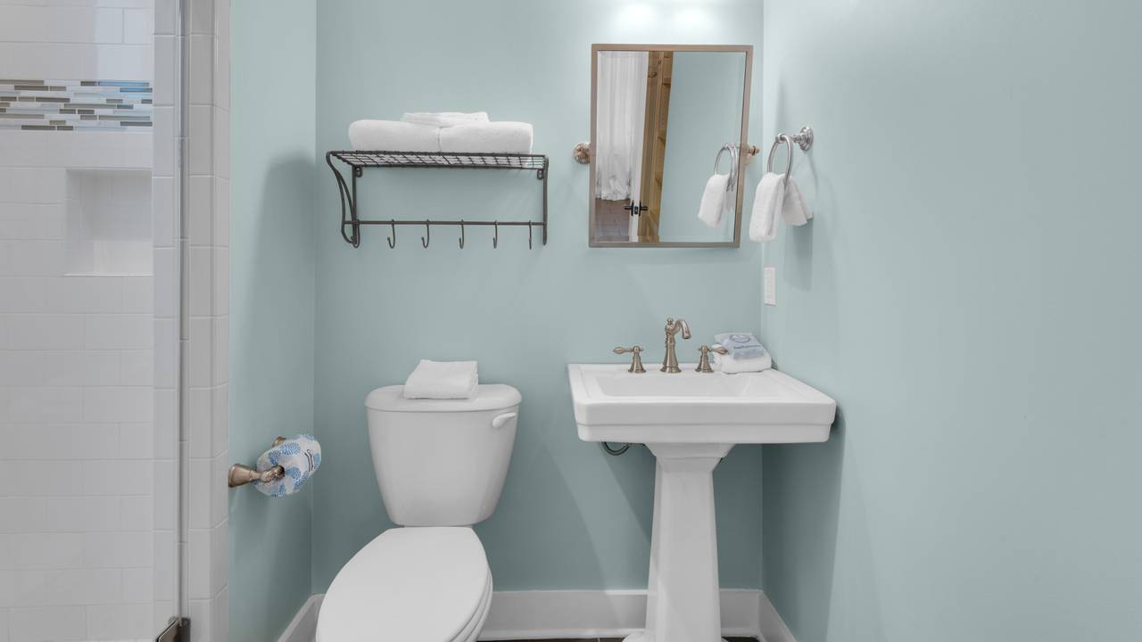 Royal Seaview: 1st Floor Bathroom 1 Royal Seaview: 1st Floor Bathroom 1