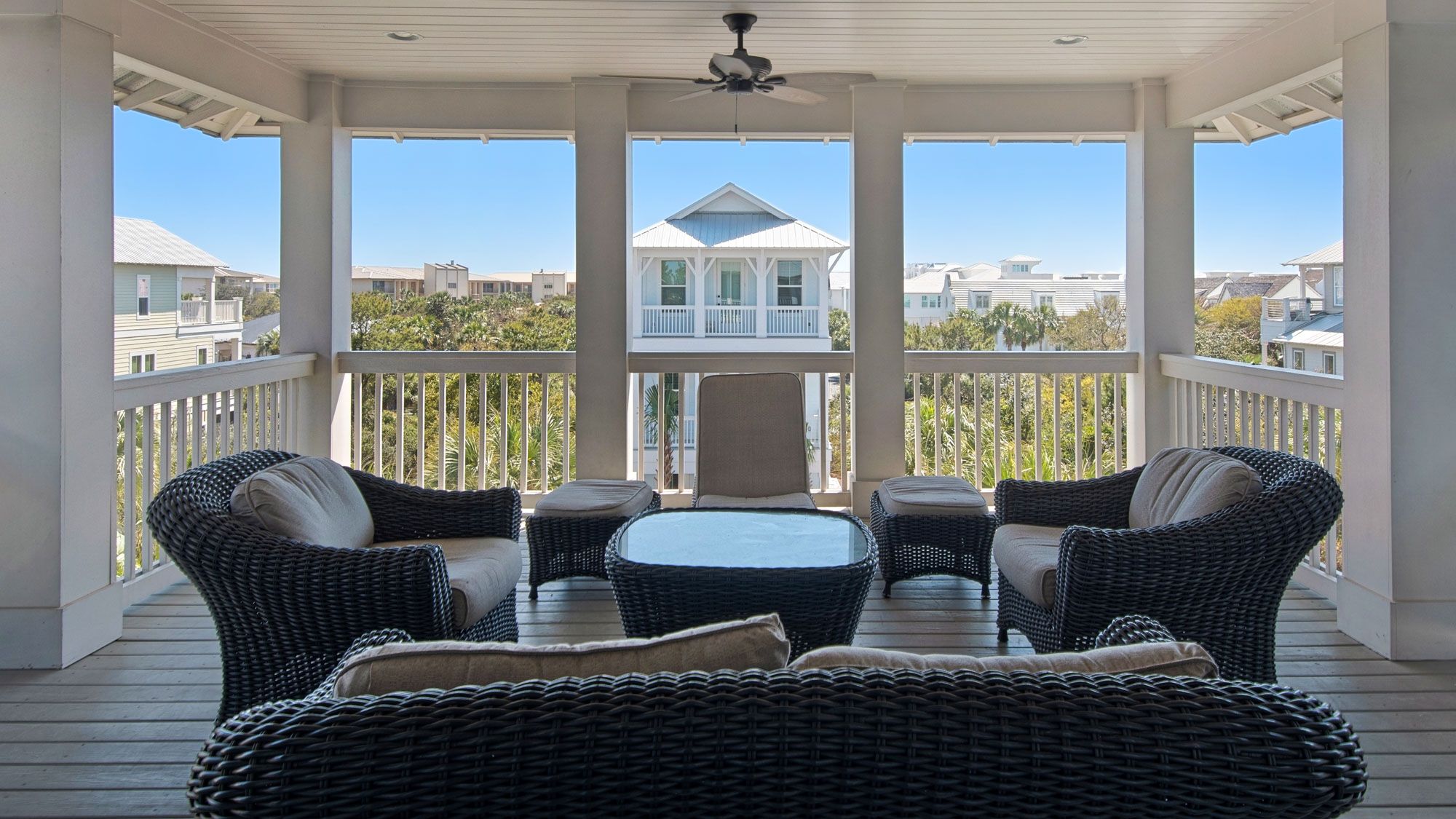 Royal Seaview: 3rd Floor Covered Deck