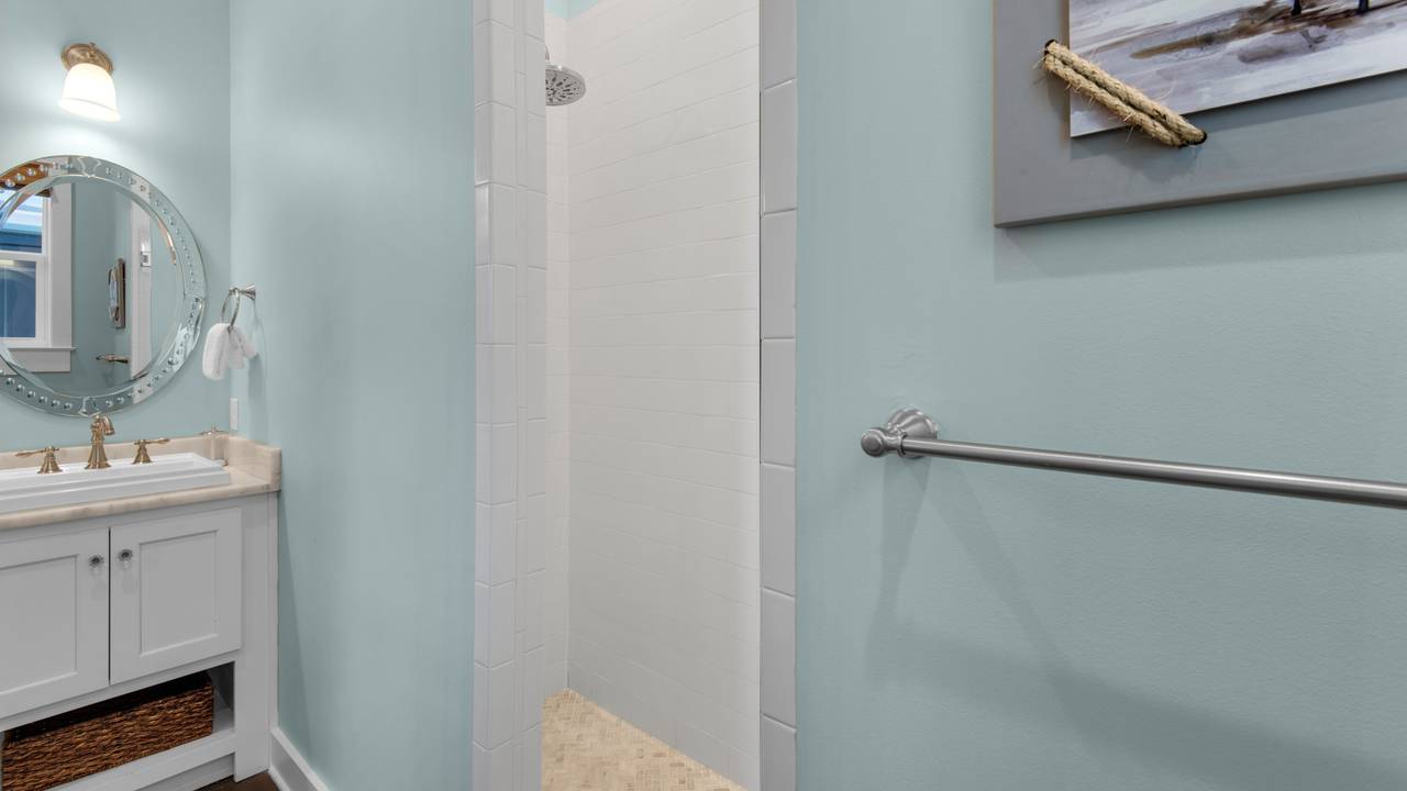 Royal Seaview: 1st Floor Bathroom 2 Royal Seaview: 1st Floor Bathroom 2