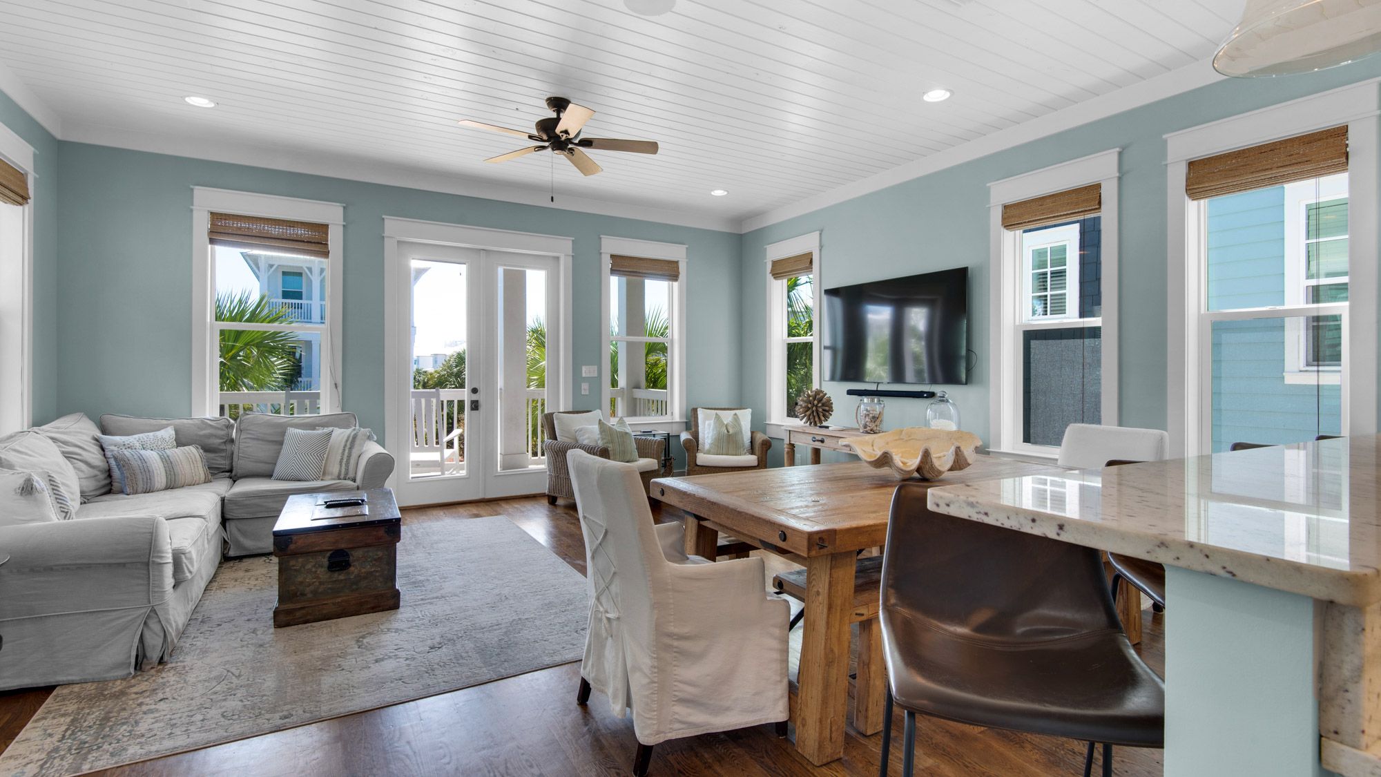 Royal Seaview: 2nd Floor Main Living Area