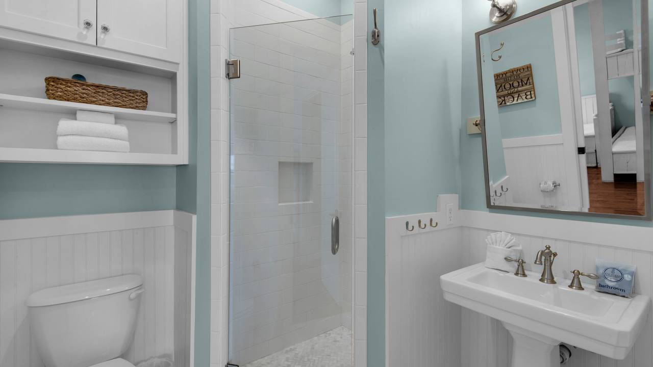 Royal Seaview: 2nd Floor Bathroom 3 Royal Seaview: 2nd Floor Bathroom 3