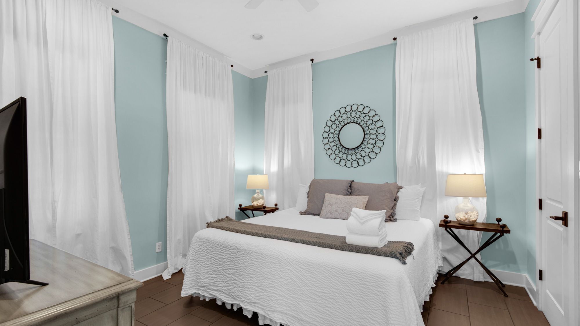 Royal Seaview: 1st Floor Bedroom 1